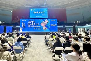 物是人非！2021年C罗回归曼联首秀出场，女球迷激动挥舞内衣